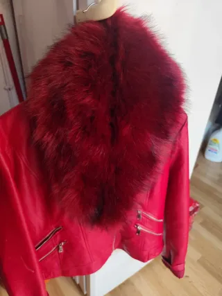 Cazadora imitación piel roja cuello peluche XXL.