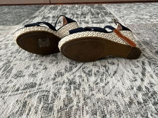 Sandalias cuña azules Y&L