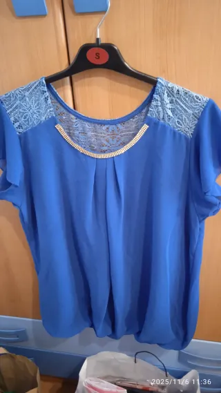 Blusa azul con encaje y pedrería