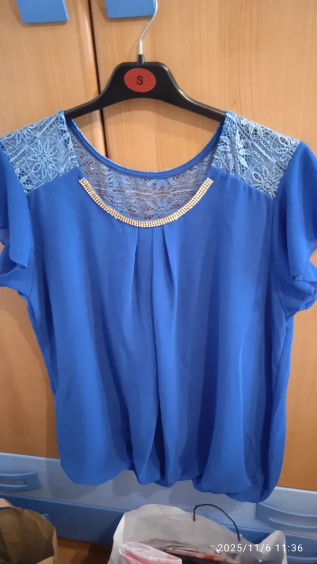 Blusa azul con encaje y pedrería