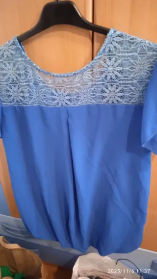 Blusa azul con encaje y pedrería