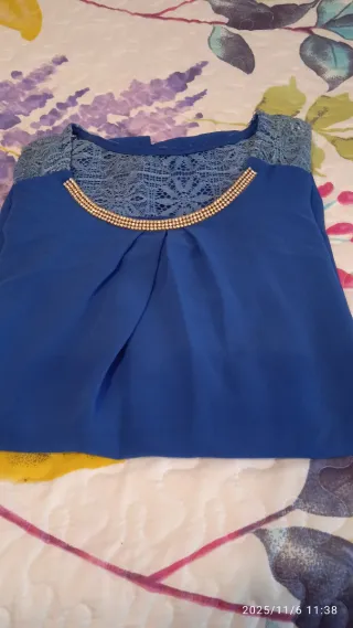 Blusa azul con encaje y pedrería