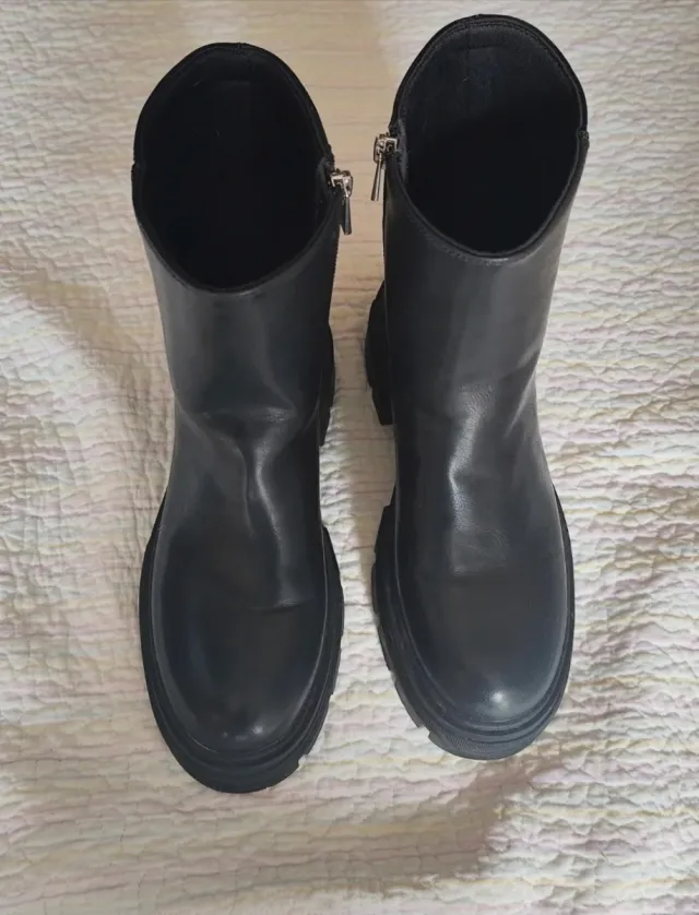 Botas negras con cremallera y suela track