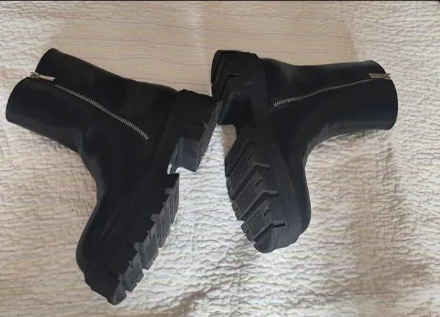 Botas negras con cremallera y suela track