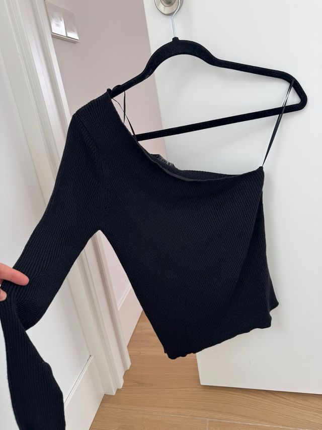 Top asimétrico negro brillo Talla S