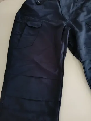 Pantalón azul con bolsillos