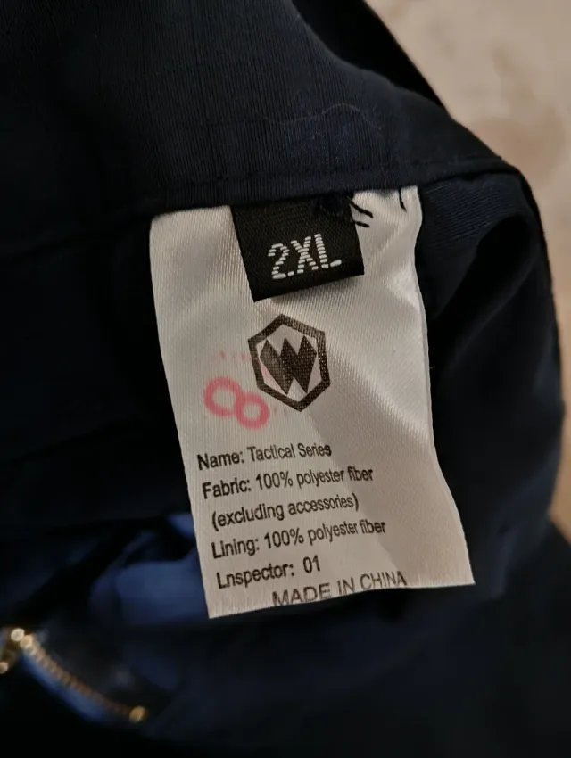 Pantalón azul con bolsillos