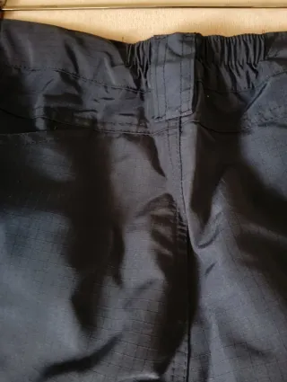 Pantalón azul con bolsillos