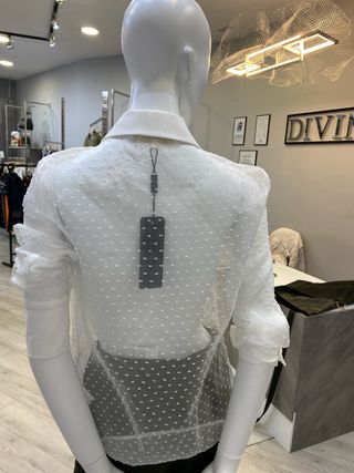 Blusa blanca elegante plumetti