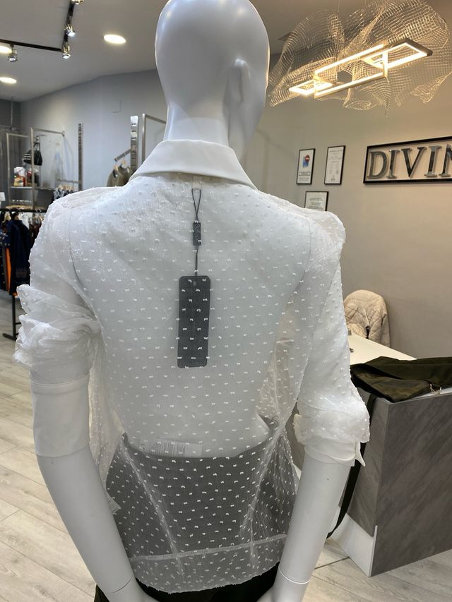 Blusa blanca elegante plumetti