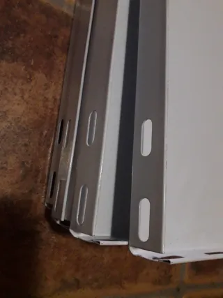 Scaffali metallici bianchi