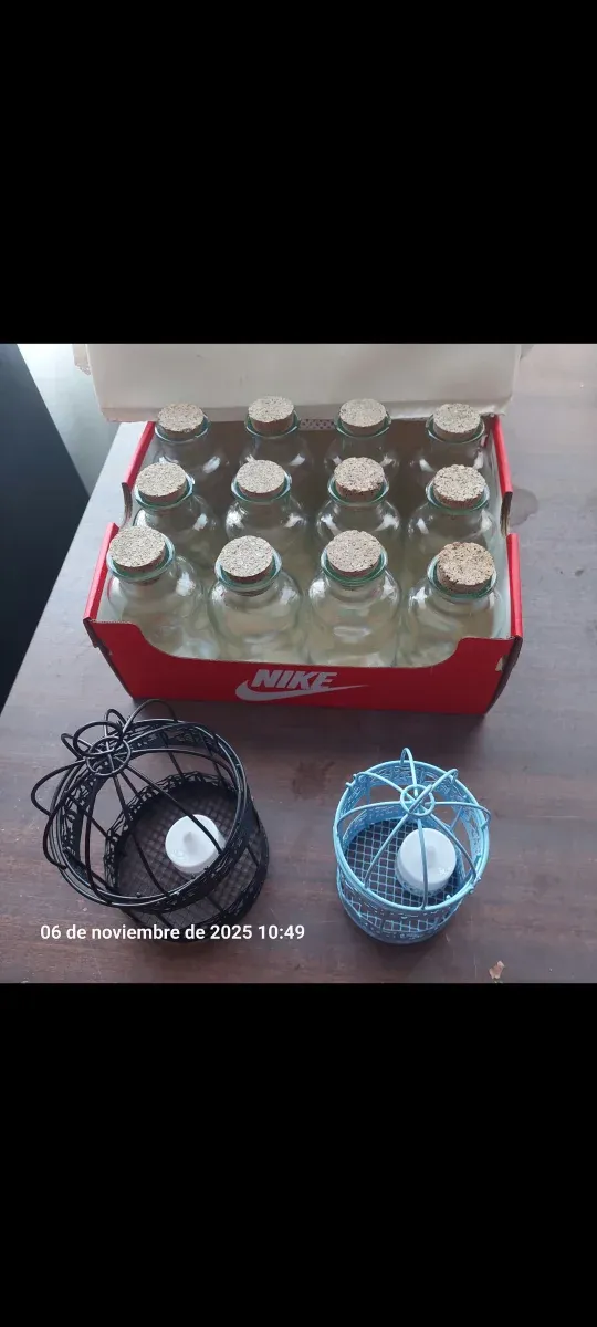 Lote com 12 frascos, 2 jaulas e 1 guarda-roupa