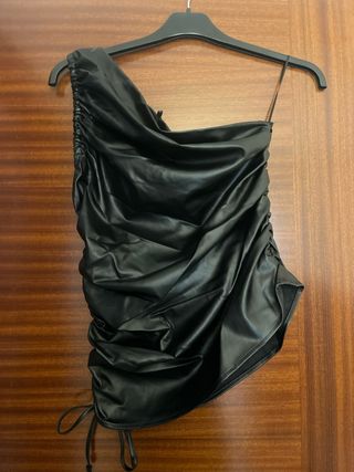 Top asimétrico polipiel Zara XS