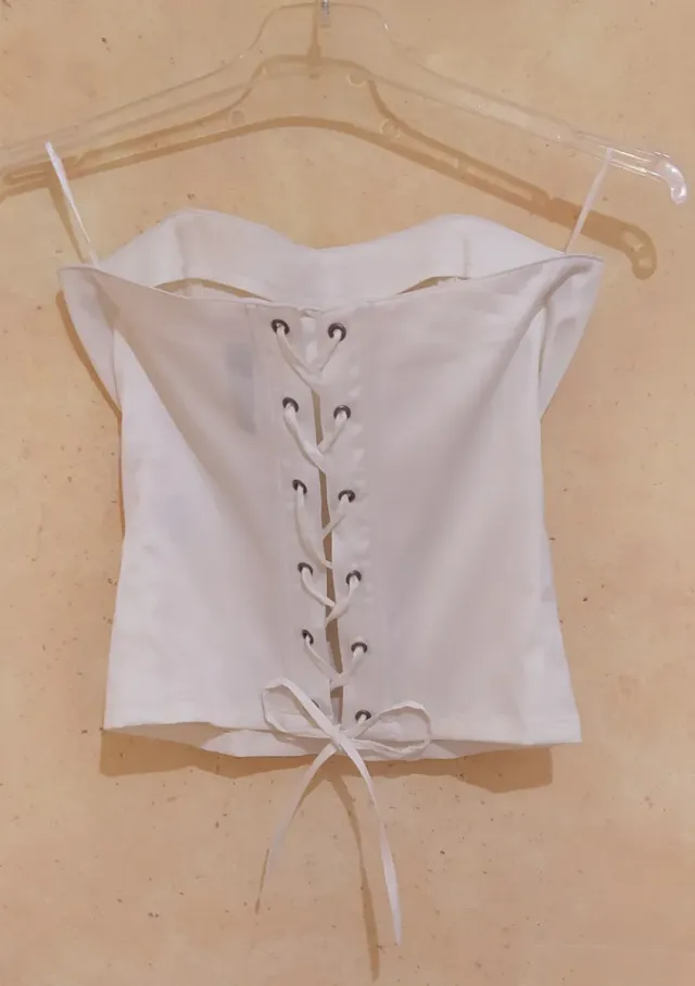 Top blanco sin tirantes