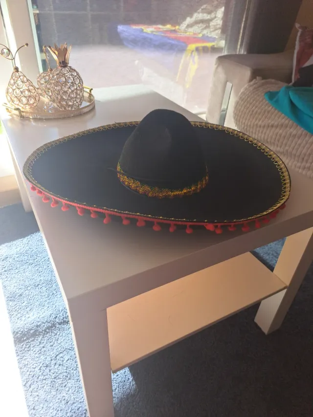 Sombrero charro negro con adornos dorados