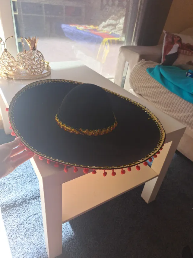 Sombrero charro negro con adornos dorados