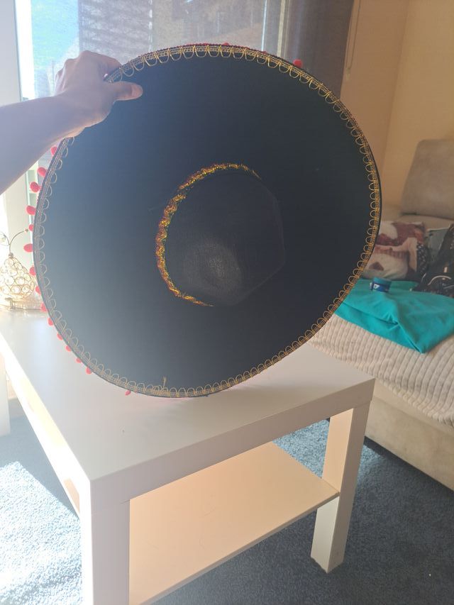 Sombrero charro negro con adornos dorados