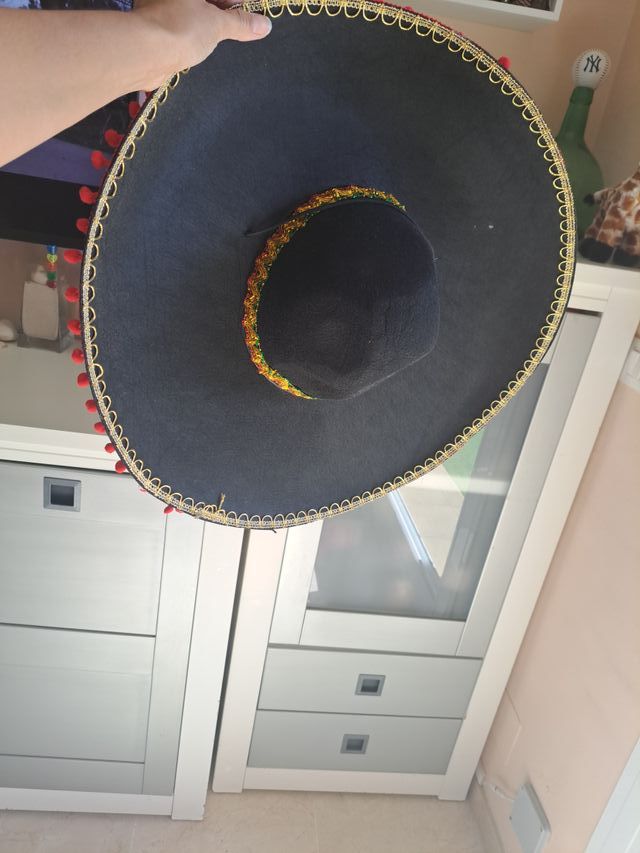Sombrero charro negro con adornos dorados