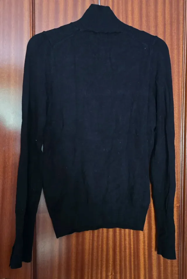 Maglione nero con collo alto