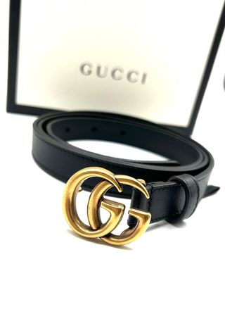 Cinturón Gucci Negro con Hebilla GG Dorada