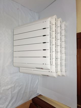 Radiadores blancos de metal y plástico