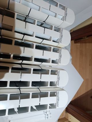 Radiadores blancos de metal y plástico