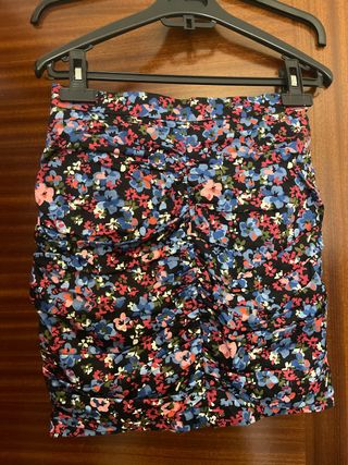 Falda Stradivarius floral Talla XS