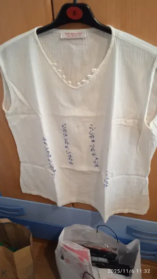 Blusas , varias ,diferentes ,las tallas están pues