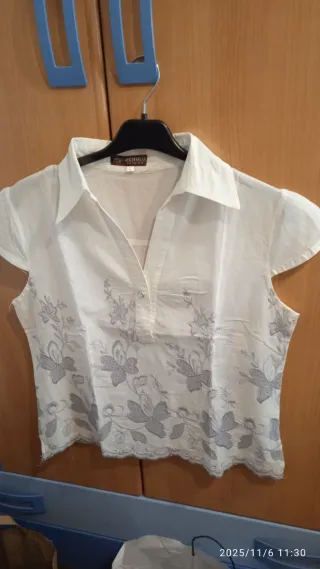 Blusas , varias ,diferentes ,las tallas están pues