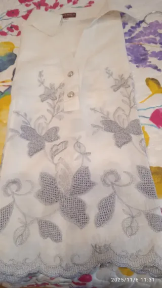 Blusas , varias ,diferentes ,las tallas están pues