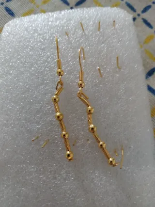 Pendientes dorados con diseño espiral