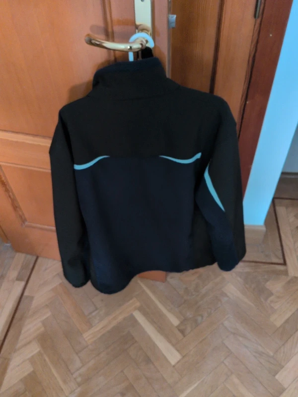 Cazadora cortavientos forro polar negra