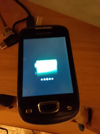 2 Telefoni Samsung Bianchi e Neri