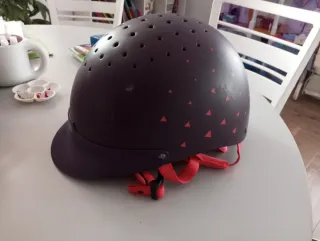 Casco hípica morado con triángulos