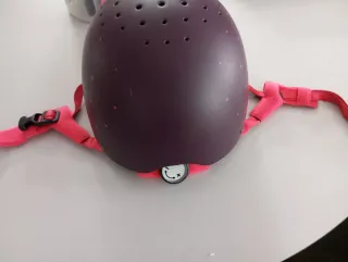 Casco hípica morado con triángulos