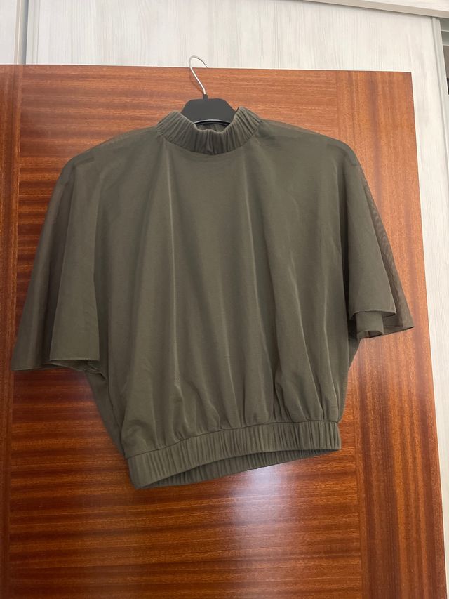 Top Zara verde cuello alto manga corta S