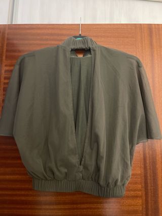 Top Zara verde cuello alto manga corta S