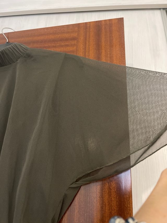 Top Zara verde cuello alto manga corta S