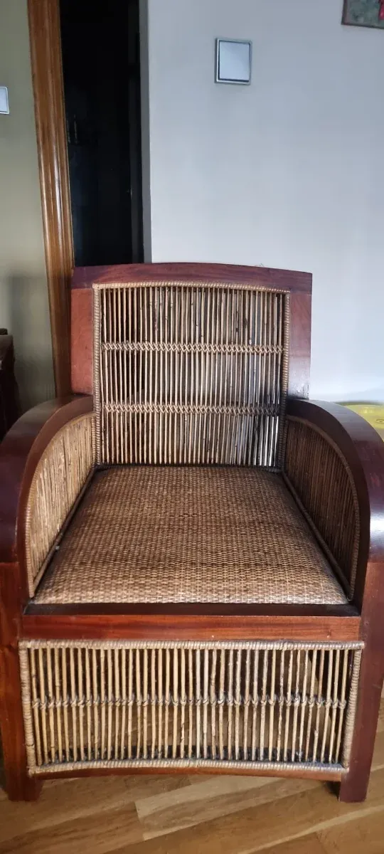 Sillón de mimbre con cojín decorativo