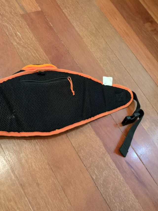 Riñonera Trekking Quechua Negra y Naranja