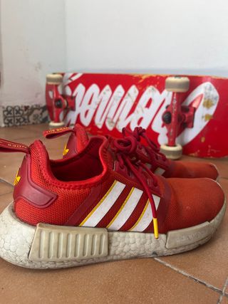 Zapatillas Adidas Rojas con Rayas Blancas