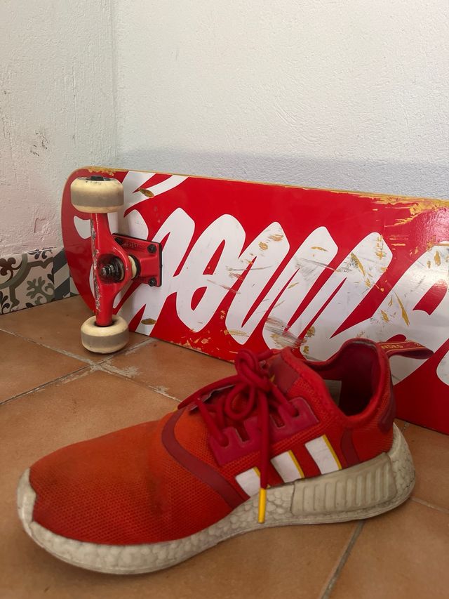 Zapatillas Adidas Rojas con Rayas Blancas