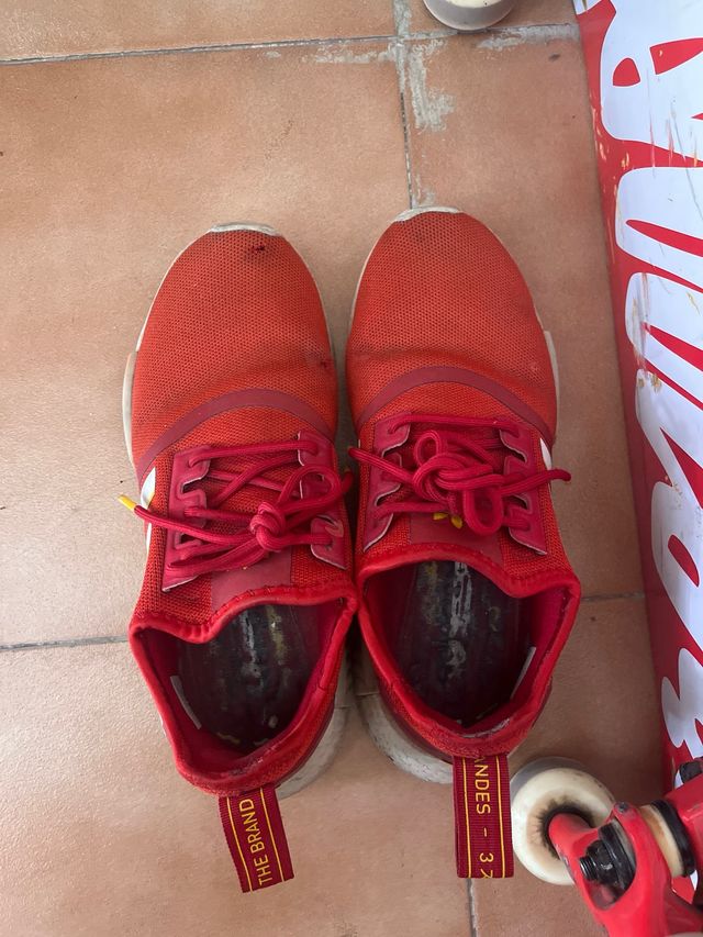 Zapatillas Adidas Rojas con Rayas Blancas