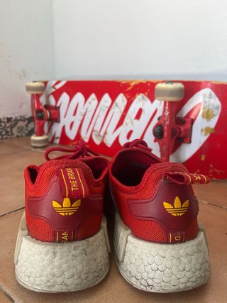 Zapatillas Adidas Rojas con Rayas Blancas