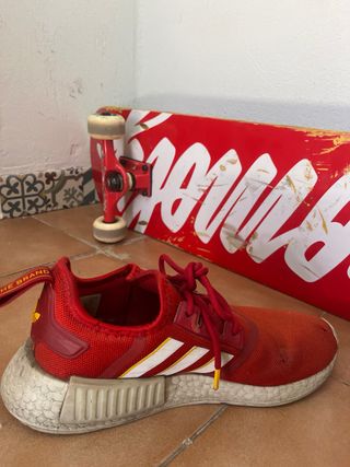 Zapatillas Adidas Rojas con Rayas Blancas