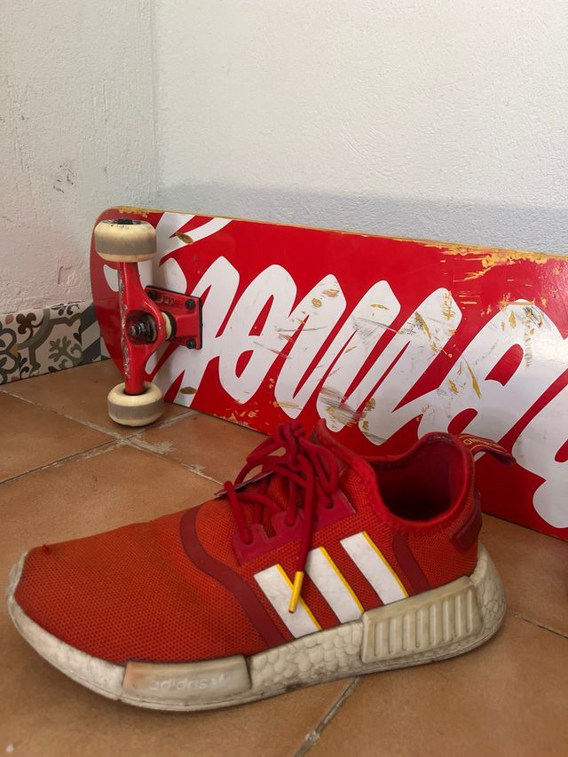 Zapatillas Adidas Rojas con Rayas Blancas