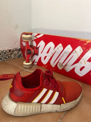 Zapatillas Adidas Rojas con Rayas Blancas