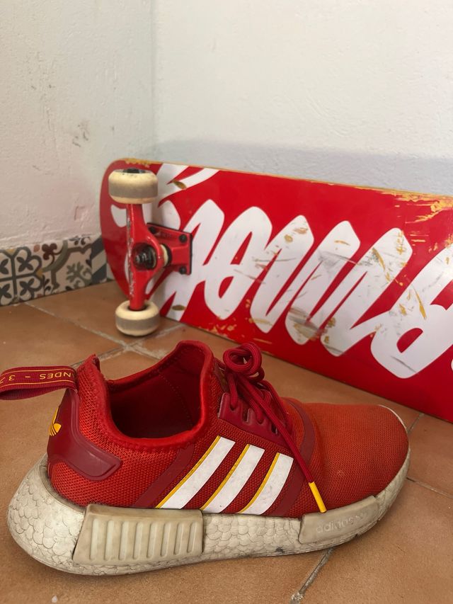 Zapatillas Adidas Rojas con Rayas Blancas