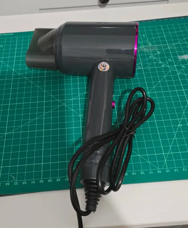 Secador de pelo gris con detalles rosa