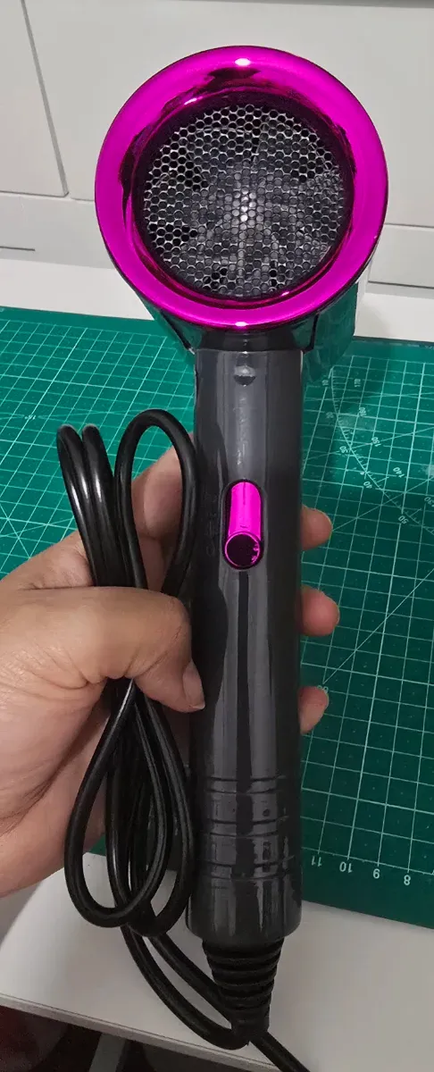 Secador de pelo gris con detalles rosa
